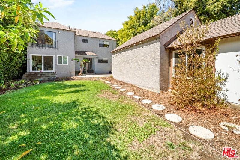 208 N Bowling Green Way