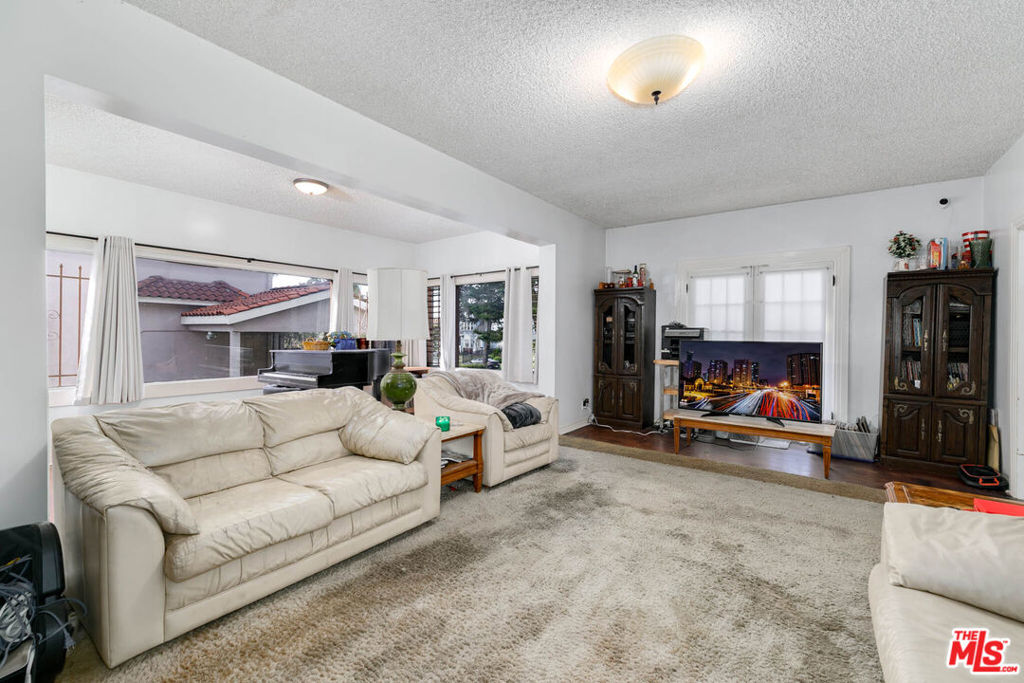 2136 S Victoria Avenue