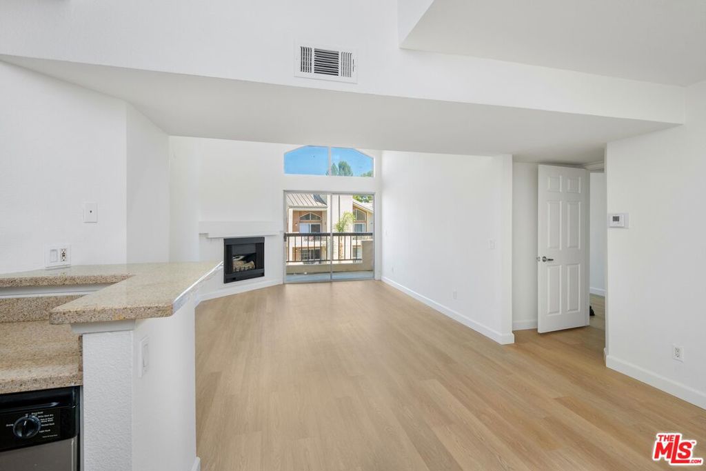 5565 Canoga Avenue 301