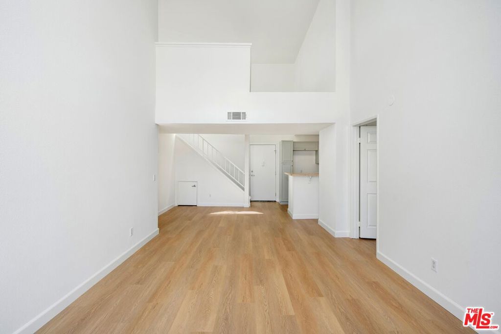 5565 Canoga Avenue 301