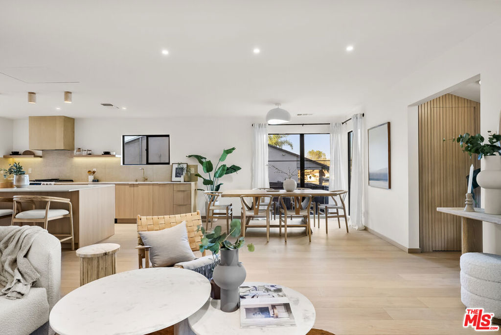 3841 S Redondo Boulevard