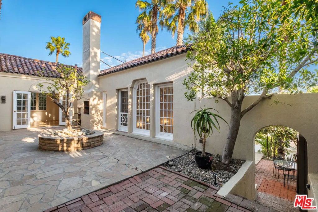 Los Angeles, California 90068, United States, 3 Bedrooms Bedrooms, ,2 BathroomsBathrooms,Residential,Active,180974