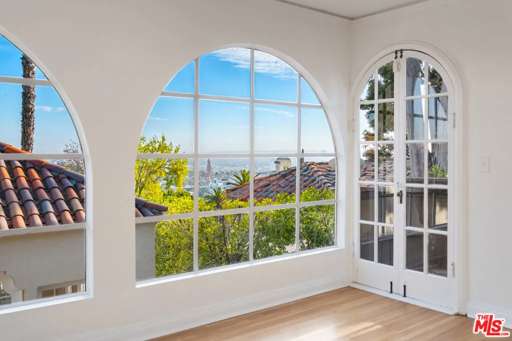 Los Angeles, California 90068, United States, 3 Bedrooms Bedrooms, ,2 BathroomsBathrooms,Residential,Active,180974