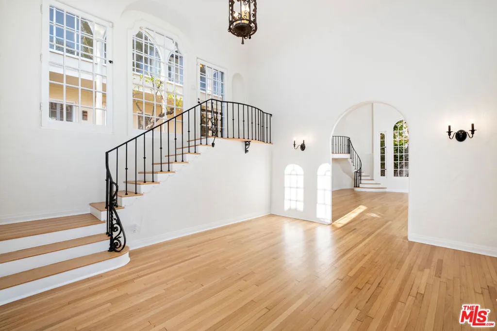 Los Angeles, California 90068, United States, 3 Bedrooms Bedrooms, ,2 BathroomsBathrooms,Residential,Active,180974