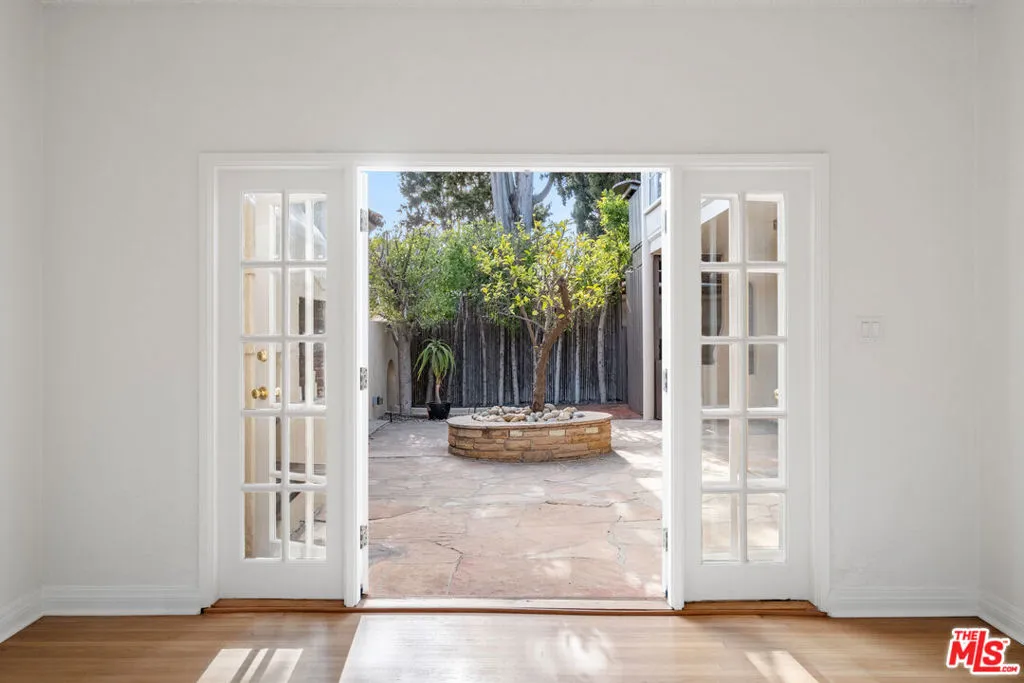 Los Angeles, California 90068, United States, 3 Bedrooms Bedrooms, ,2 BathroomsBathrooms,Residential,Active,180974