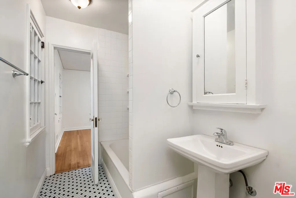 Los Angeles, California 90068, United States, 3 Bedrooms Bedrooms, ,2 BathroomsBathrooms,Residential,Active,180974