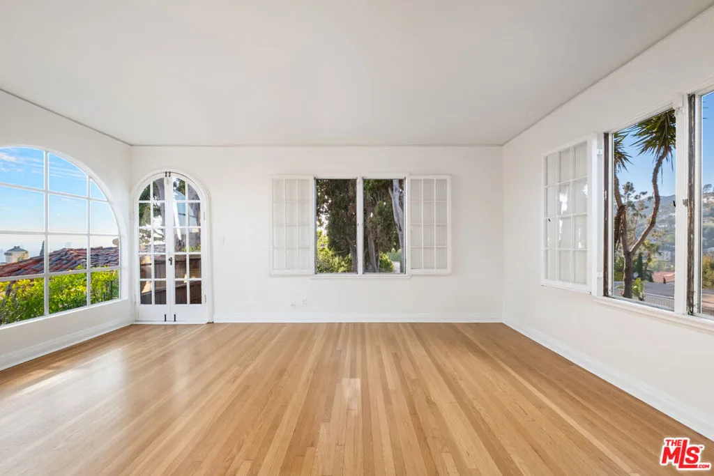 Los Angeles, California 90068, United States, 3 Bedrooms Bedrooms, ,2 BathroomsBathrooms,Residential,Active,180974