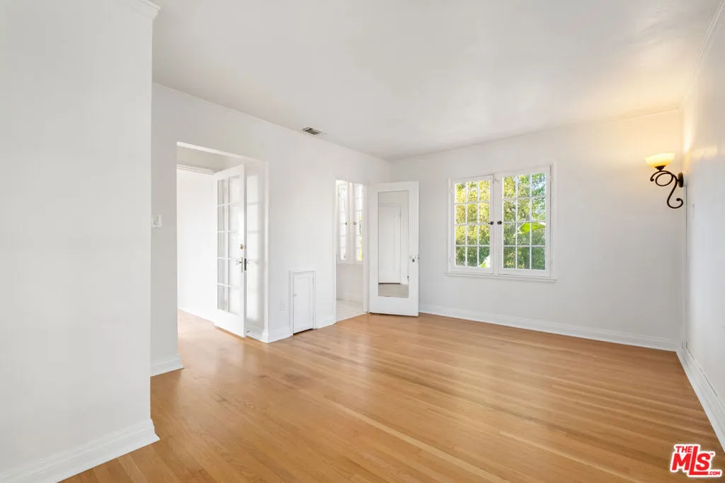 Los Angeles, California 90068, United States, 3 Bedrooms Bedrooms, ,2 BathroomsBathrooms,Residential,Active,180974