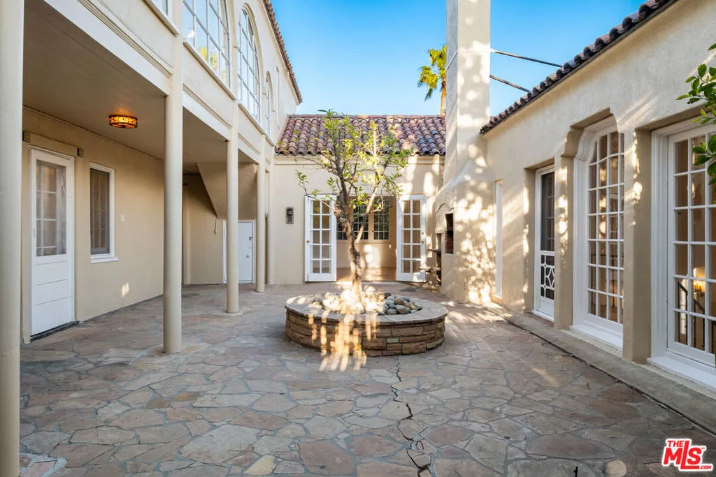 Los Angeles, California 90068, United States, 3 Bedrooms Bedrooms, ,2 BathroomsBathrooms,Residential,Active,180974