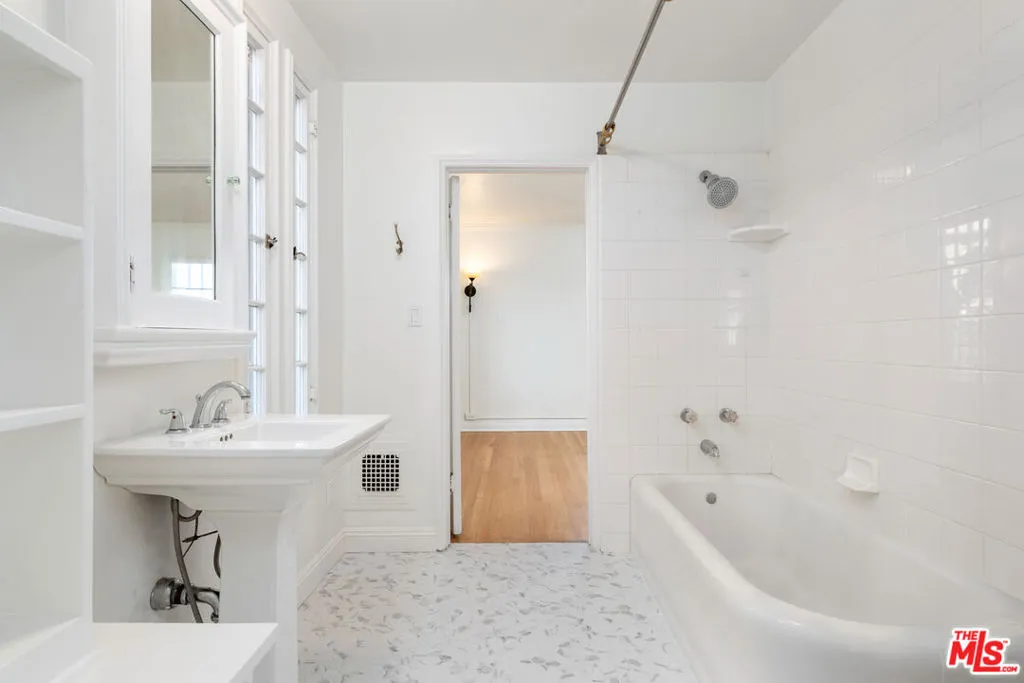 Los Angeles, California 90068, United States, 3 Bedrooms Bedrooms, ,2 BathroomsBathrooms,Residential,Active,180974