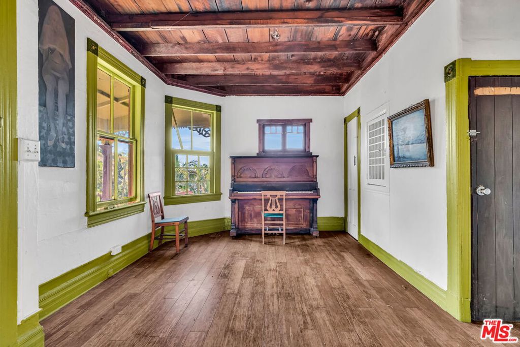 281 E AVENUE 33