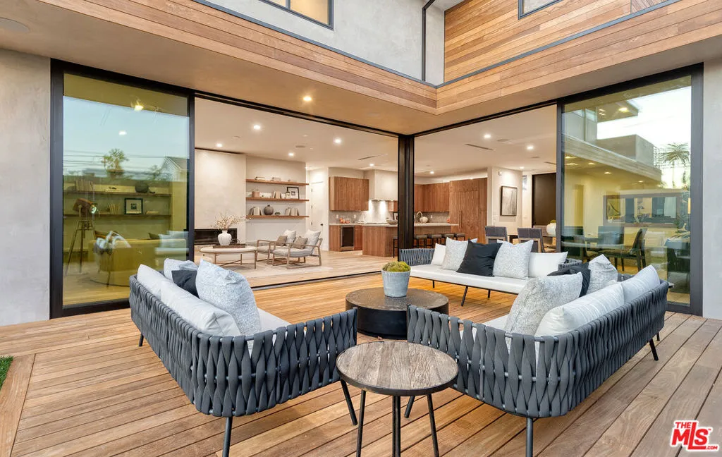 Los Angeles, California 90066, United States, 4 Bedrooms Bedrooms, ,5 BathroomsBathrooms,Residential,Active,234553