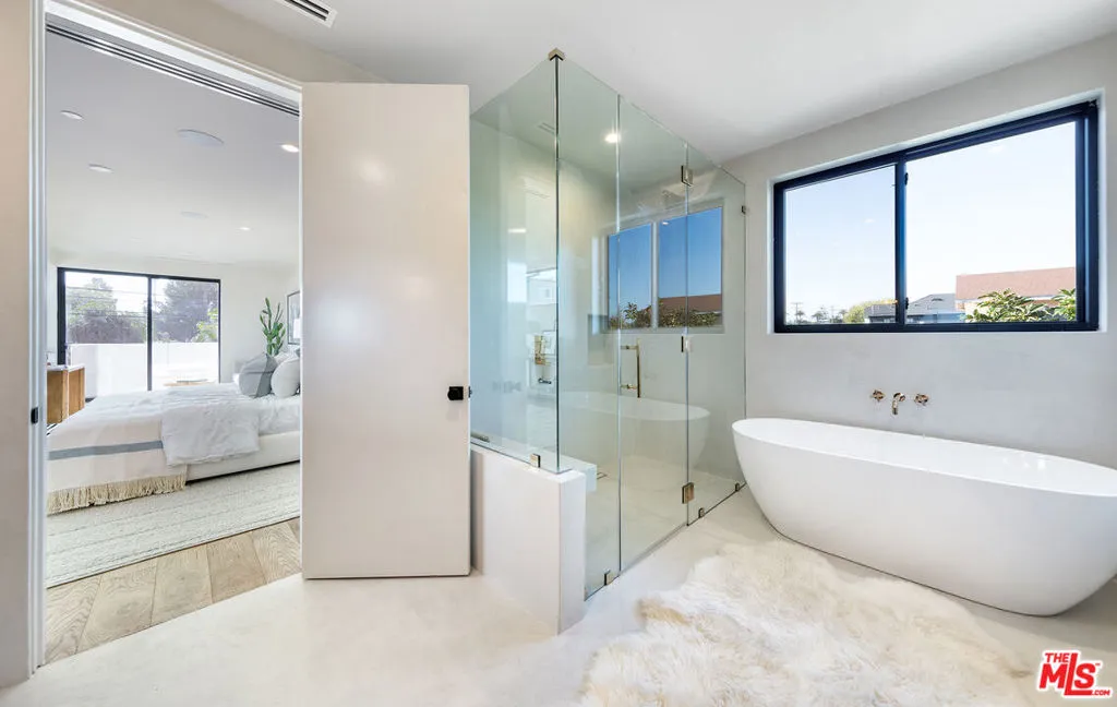 Los Angeles, California 90066, United States, 4 Bedrooms Bedrooms, ,5 BathroomsBathrooms,Residential,Active,234553