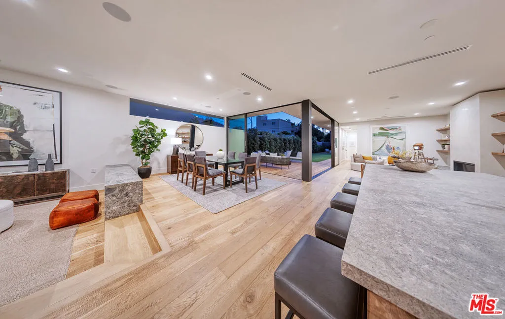 Los Angeles, California 90066, United States, 4 Bedrooms Bedrooms, ,5 BathroomsBathrooms,Residential,Active,234553