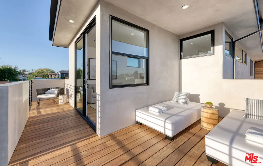 Los Angeles, California 90066, United States, 4 Bedrooms Bedrooms, ,5 BathroomsBathrooms,Residential,Active,234553