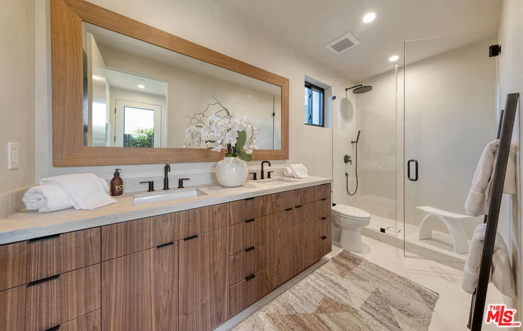 Los Angeles, California 90066, United States, 4 Bedrooms Bedrooms, ,5 BathroomsBathrooms,Residential,Active,234553