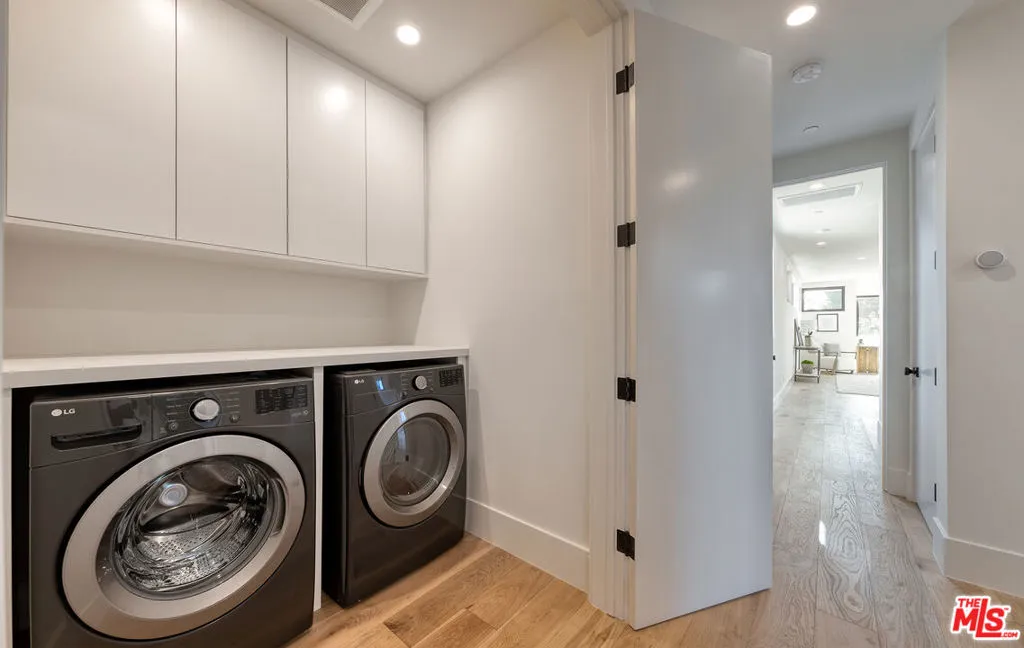 Los Angeles, California 90066, United States, 4 Bedrooms Bedrooms, ,5 BathroomsBathrooms,Residential,Active,234553