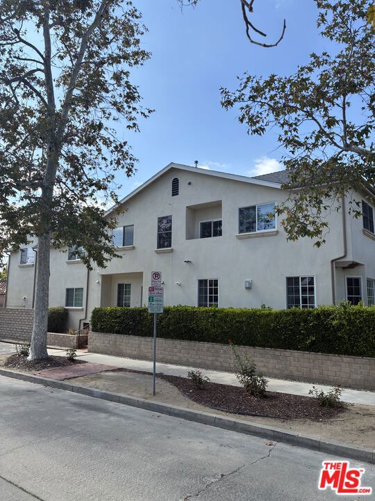603 N Las Palmas Avenue