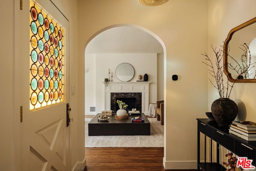 3042 N Beachwood Drive