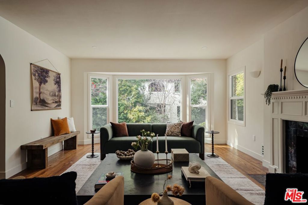 3042 N Beachwood Drive