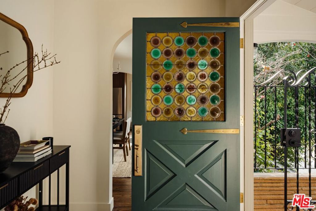 3042 N Beachwood Drive