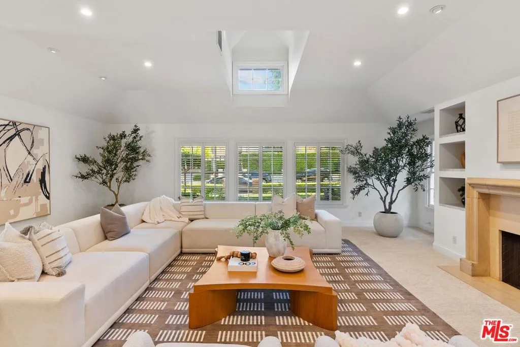 Beverly Hills, California 90210, United States, 4 Bedrooms Bedrooms, ,4 BathroomsBathrooms,Residential,Active,178703