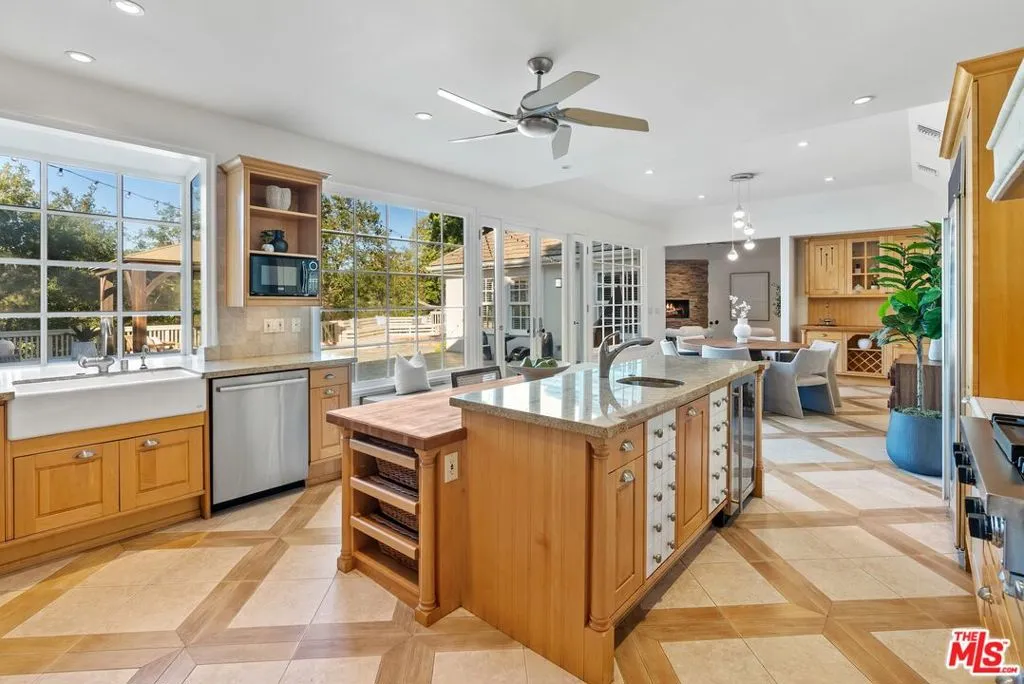 Beverly Hills, California 90210, United States, 4 Bedrooms Bedrooms, ,4 BathroomsBathrooms,Residential,Active,178703