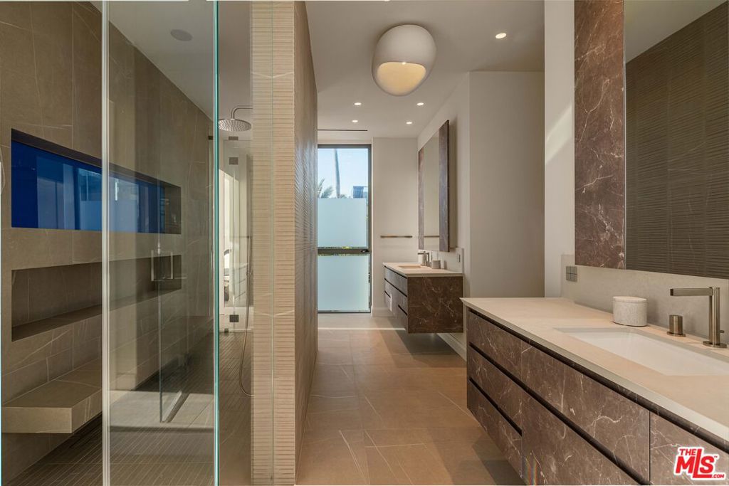 Properties 3 938 Palisades Beach Road