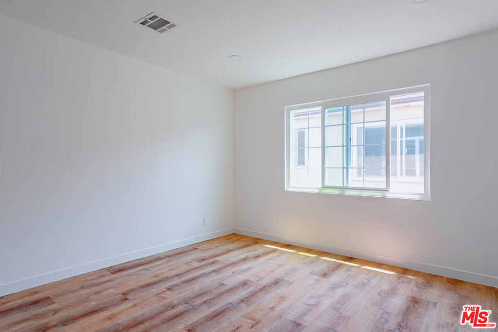 Properties 4 938 W Glenoaks Boulevard 1