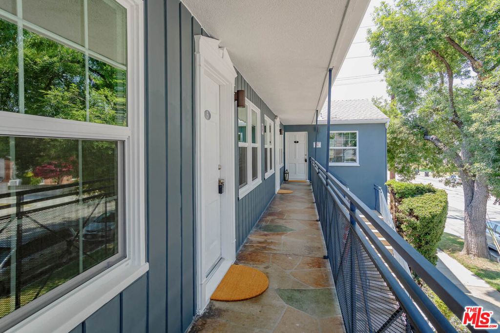 Properties 2 938 W Glenoaks Boulevard 1