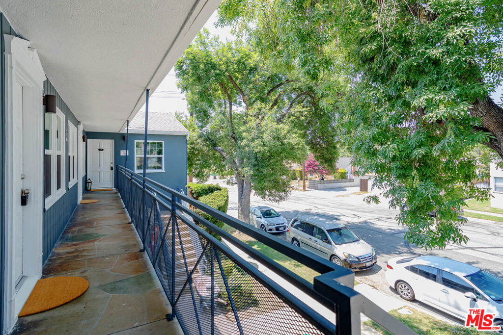 Properties 1 938 W Glenoaks Boulevard 1