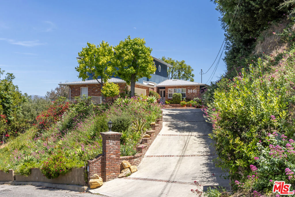 3661 Sunswept Drive