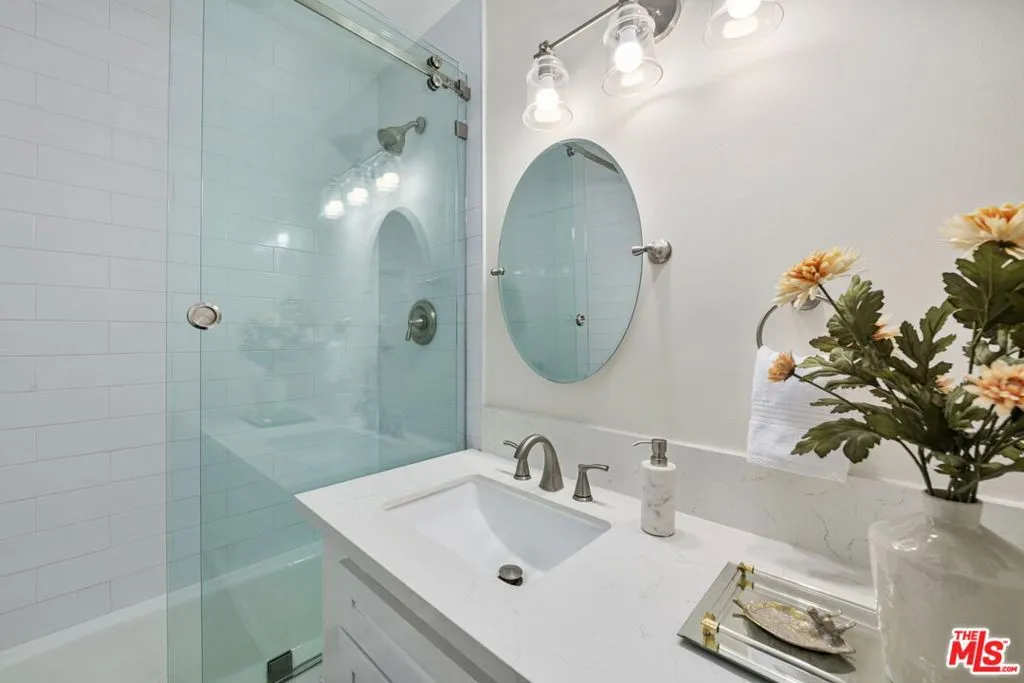 Los Angeles, California 90024, United States, 1 Bedroom Bedrooms, ,2 BathroomsBathrooms,Residential,Active,188126