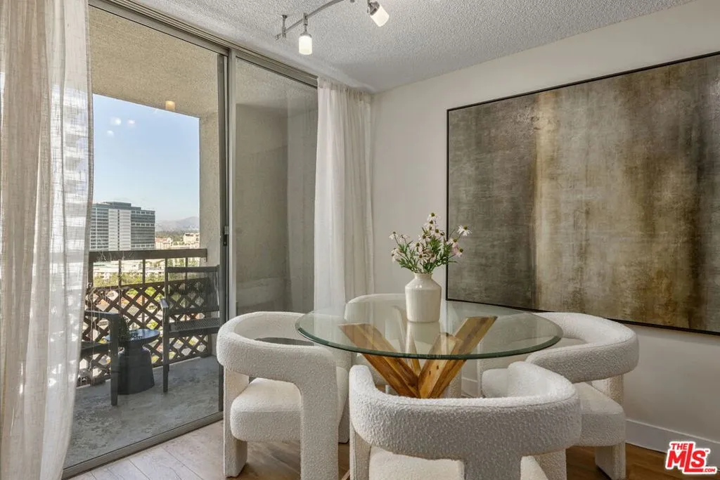 Los Angeles, California 90024, United States, 1 Bedroom Bedrooms, ,2 BathroomsBathrooms,Residential,Active,188126