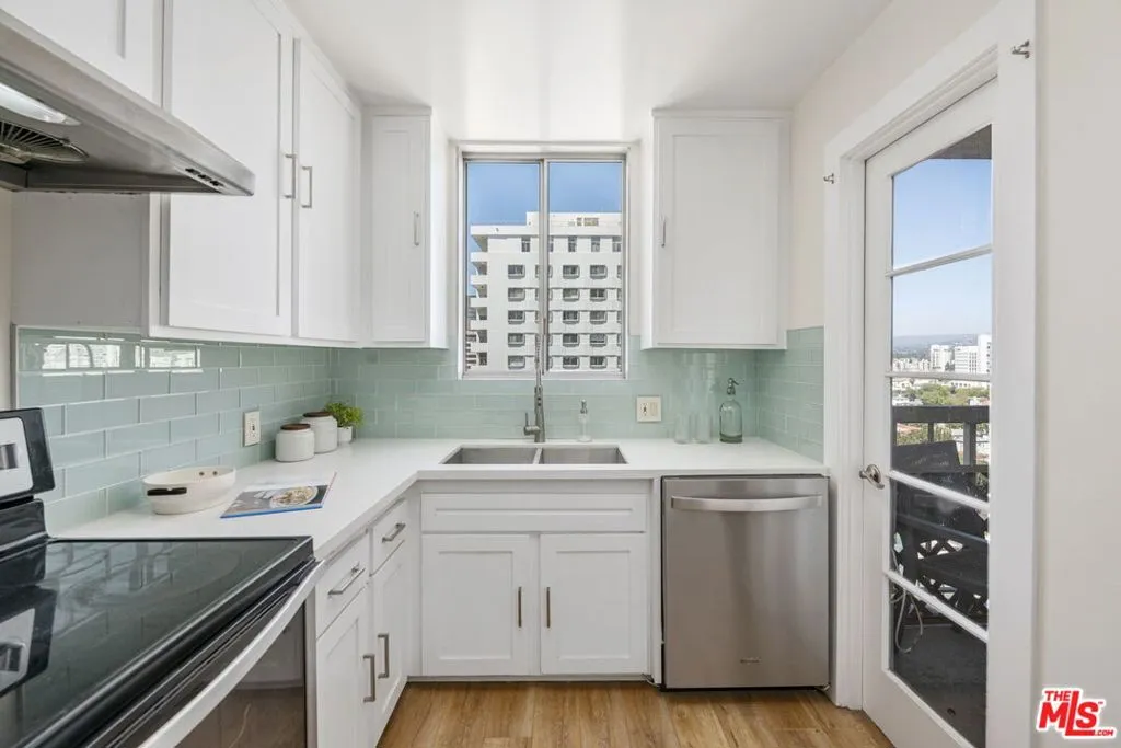 Los Angeles, California 90024, United States, 1 Bedroom Bedrooms, ,2 BathroomsBathrooms,Residential,Active,188126