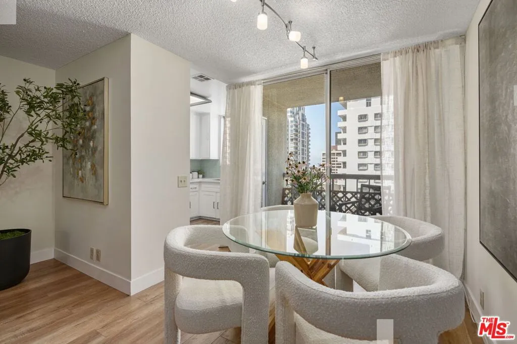 Los Angeles, California 90024, United States, 1 Bedroom Bedrooms, ,2 BathroomsBathrooms,Residential,Active,188126