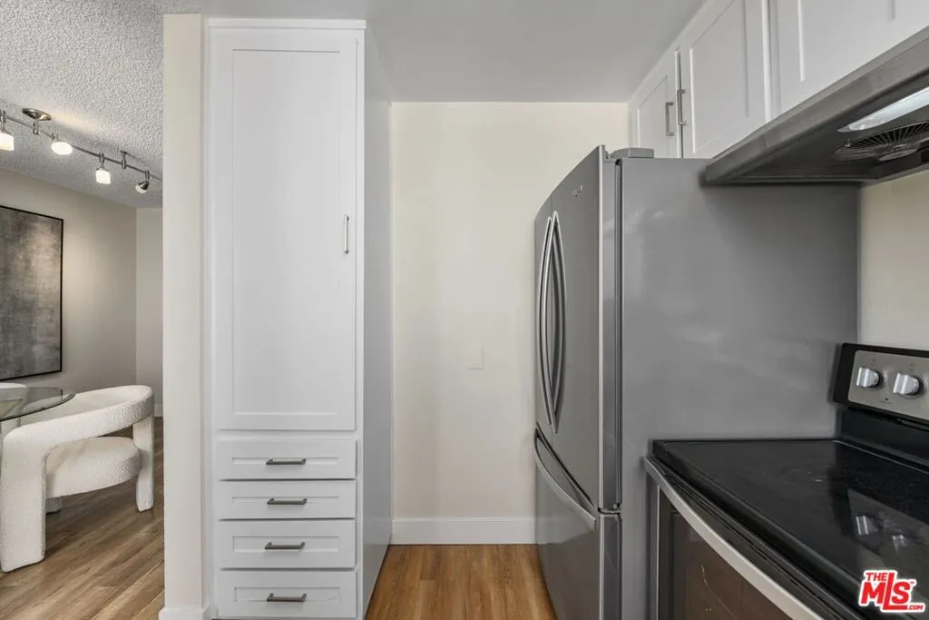 Los Angeles, California 90024, United States, 1 Bedroom Bedrooms, ,2 BathroomsBathrooms,Residential,Active,188126