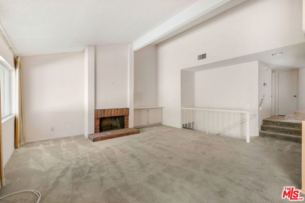 17105 Palisades Circle