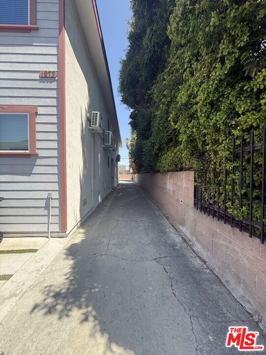 1273 W 36th Place