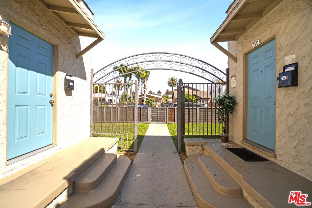 2637 S Redondo Boulevard