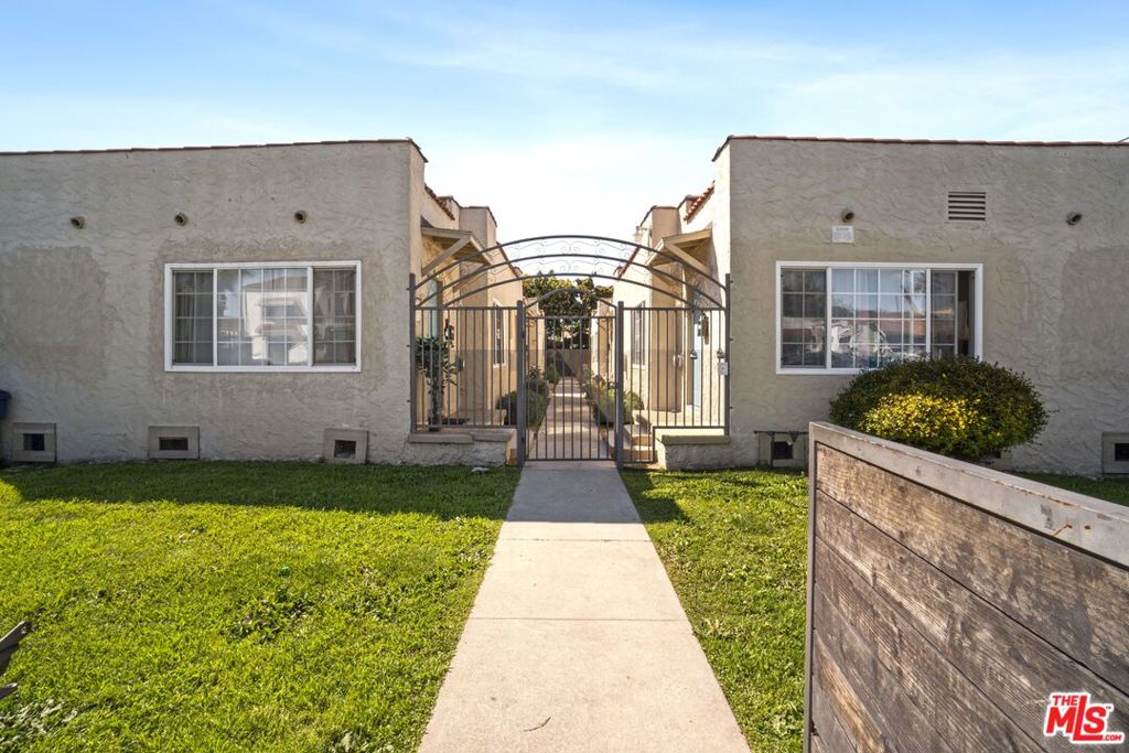 2637 S Redondo Boulevard