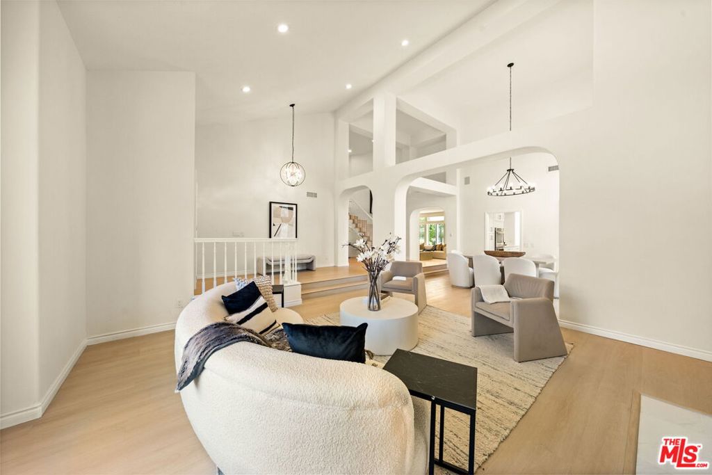 22248 Cairnloch Street