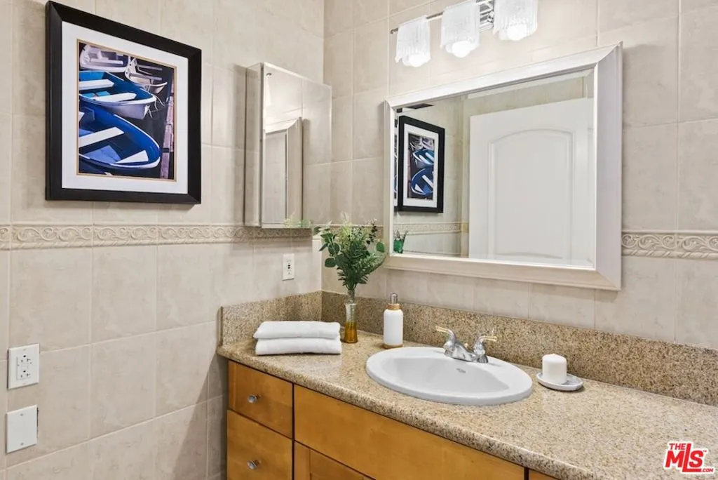 Los Angeles, California 90025, United States, 2 Bedrooms Bedrooms, ,2 BathroomsBathrooms,Residential,Pending,198724