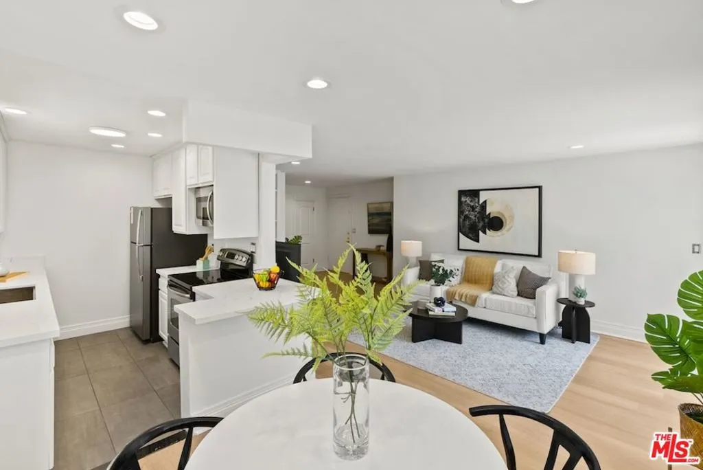 Los Angeles, California 90025, United States, 2 Bedrooms Bedrooms, ,2 BathroomsBathrooms,Residential,Pending,198724