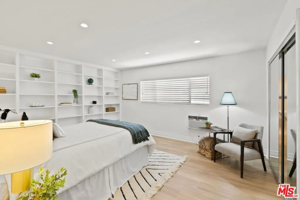 Los Angeles, California 90025, United States, 2 Bedrooms Bedrooms, ,2 BathroomsBathrooms,Residential,Pending,198724