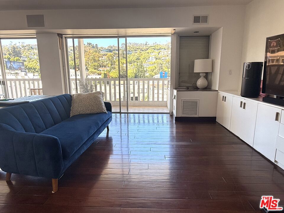 999 N Doheny Drive 703