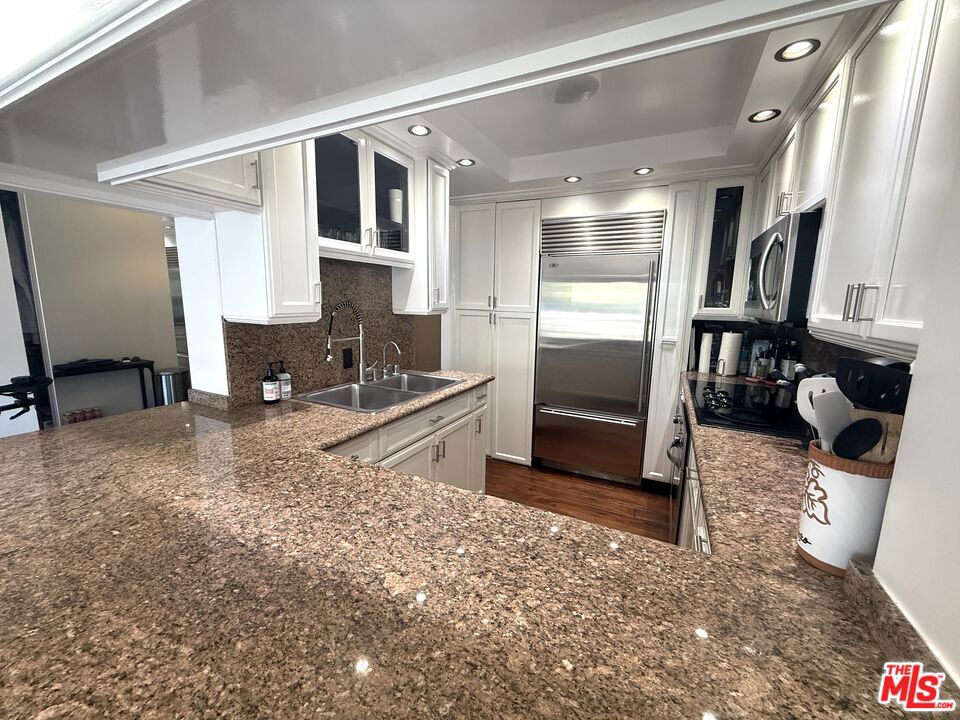 999 N Doheny Drive 703