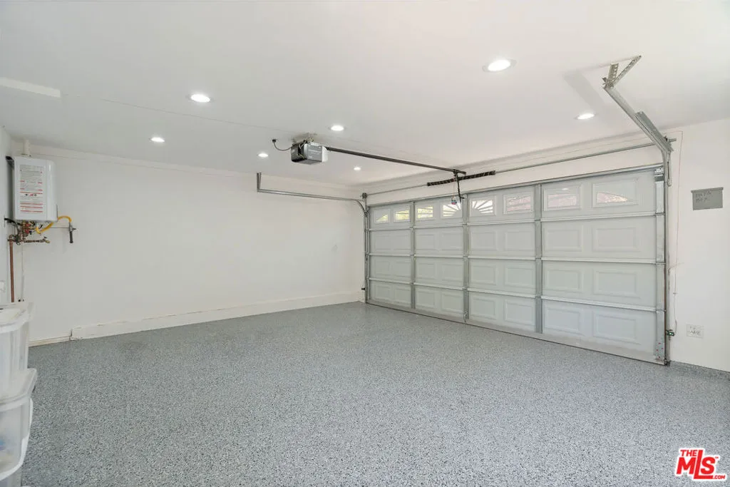 Santa Monica, California 90402, United States, 3 Bedrooms Bedrooms, ,3 BathroomsBathrooms,Residential,Active,228228