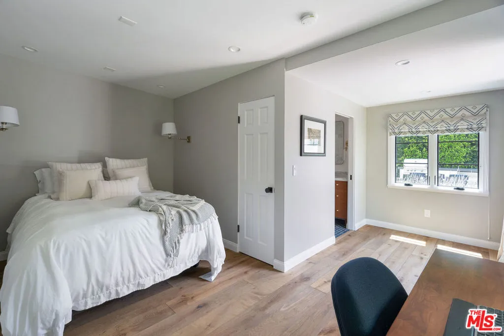 Santa Monica, California 90402, United States, 3 Bedrooms Bedrooms, ,3 BathroomsBathrooms,Residential,Active,228228