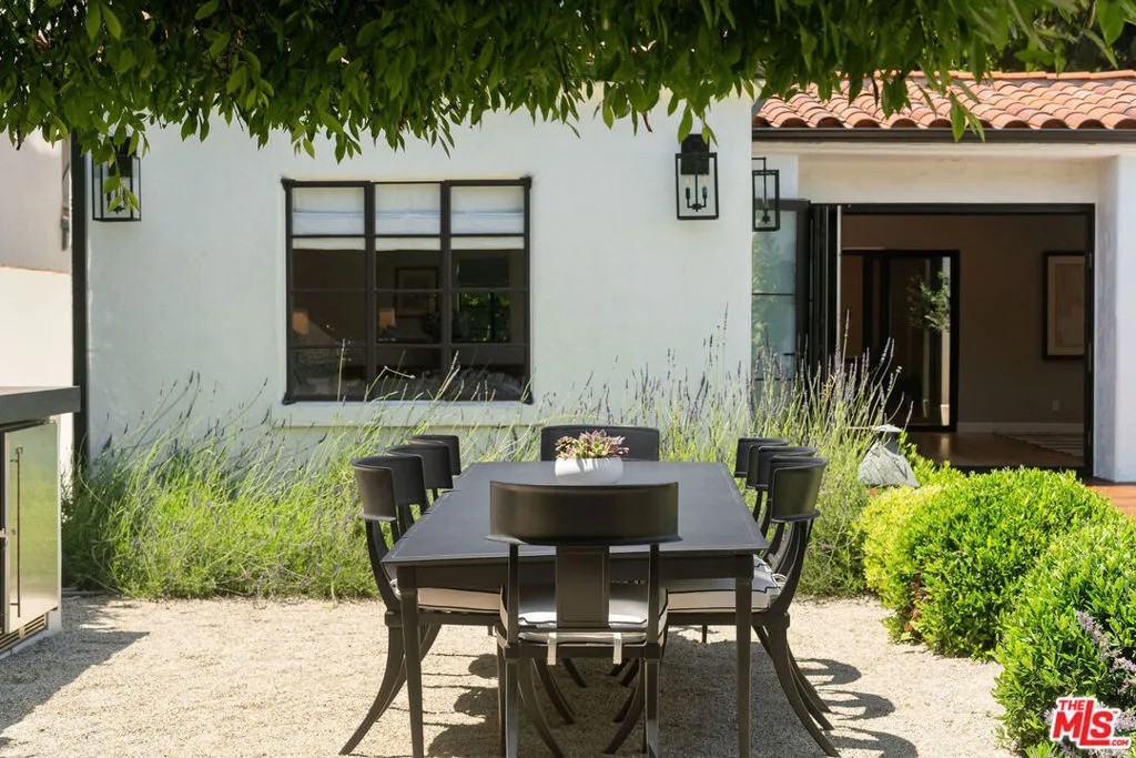 Santa Monica, California 90402, United States, 3 Bedrooms Bedrooms, ,3 BathroomsBathrooms,Residential,Active,228228